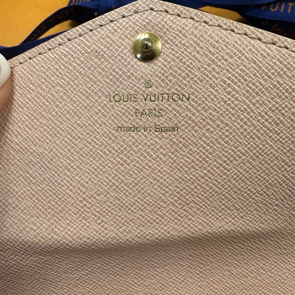 Louis Vuitton Brown Wallets in Iconic Damier Pattern - Picture 4 of 12